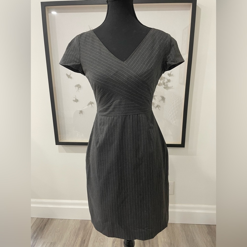 Banana Republic Dark Grey Pinstripe Career V-Neck Sheath Dress Size 0P (Petite)
